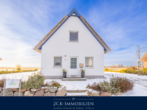Vorderansicht - Einzigartig und unverbaubar: Ferienhaus mit Boddenblick und Sonnenuntergang in Breege!