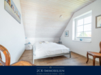 Schlafzimmer - Nachhaltig & Strandnah: Massivhaus, verklinkert auf 1.015 m² Grundstück mit PV, Sauna und Kamin!