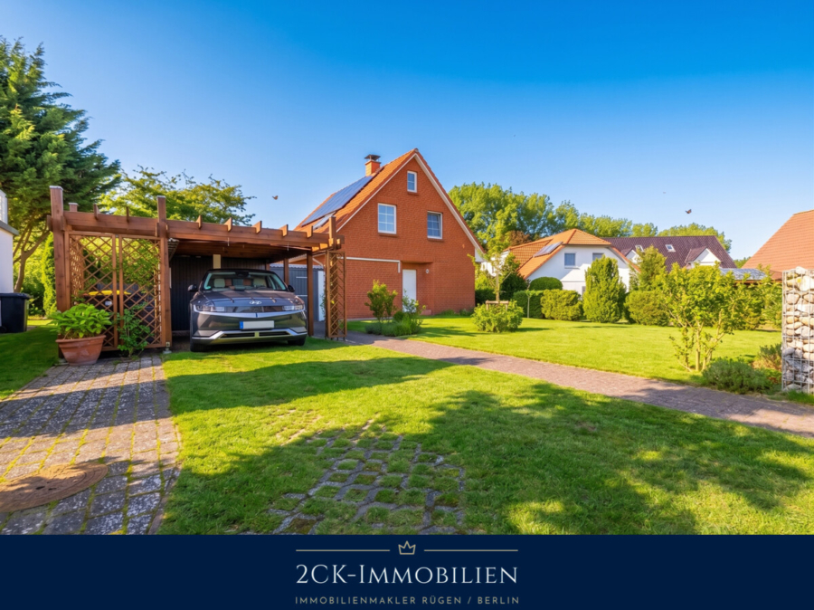 Vorderansicht mit Carport
