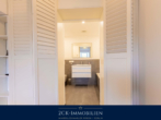 Badezimmereingang - Ankommen, durchatmen, wohlfühlen – in dieser außergewöhnlichen 83 m² Luxuswohnung im Ostseebad Binz!