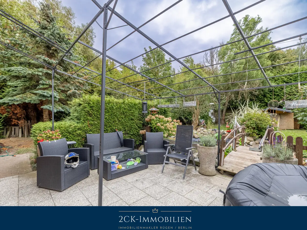 Terrasse mit kleinem Teich