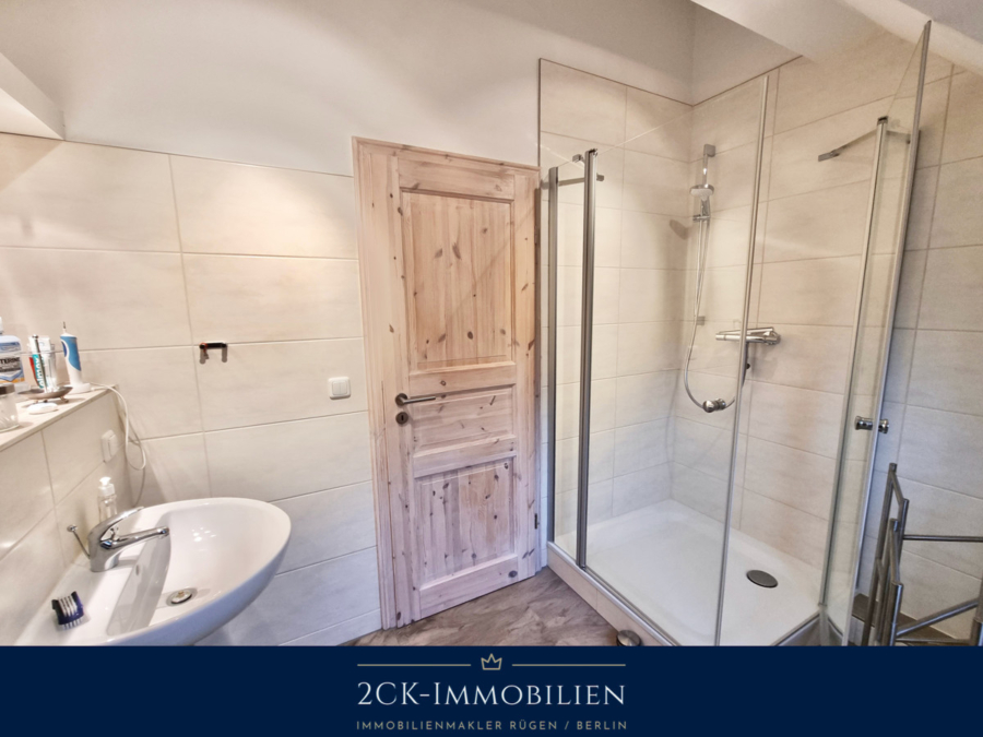 Badezimmer mit ebenerdiger Dusche DG
