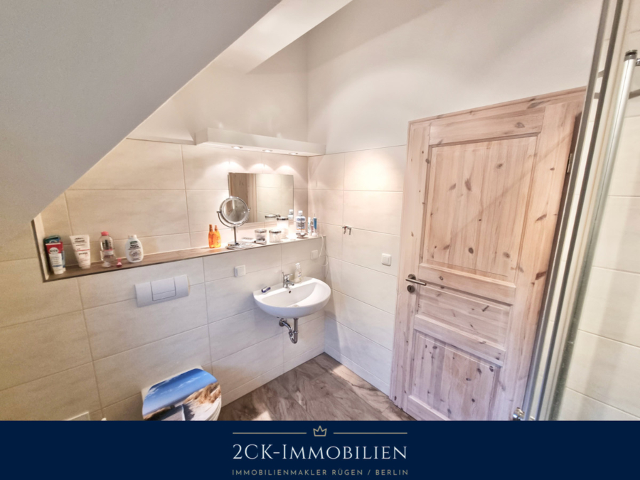 Badezimmer mit Dusche DG