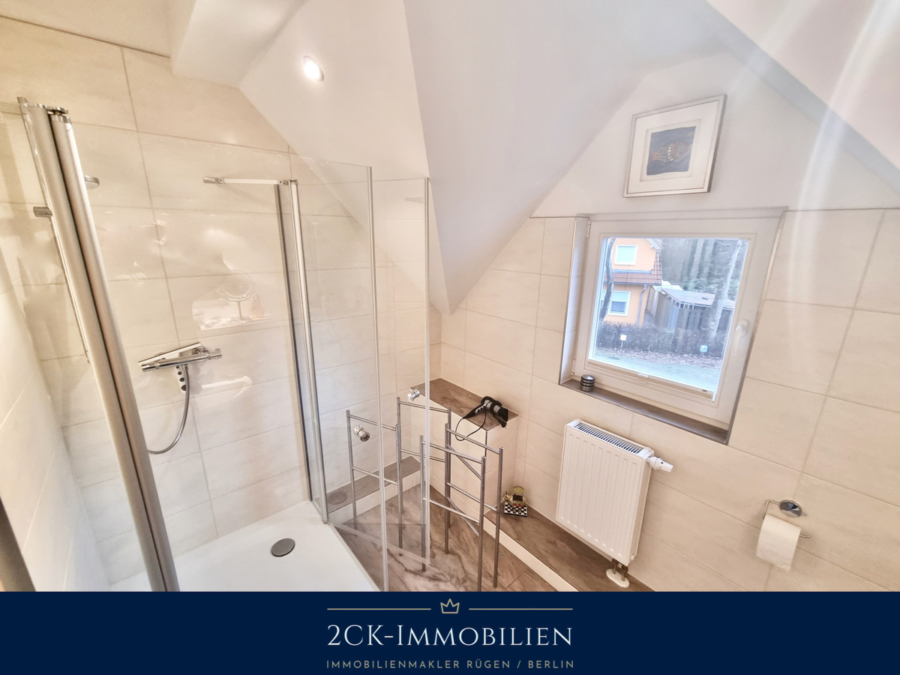 Badezimmer mit Dusche DG