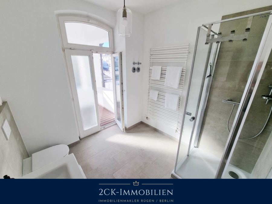 Badzimmer mit Balkontür