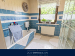 Badezimmer mit Badewanne - Einfamilienhaus auf zwei Ebenen mit großem, pflegeleichten Garten, Wintergarten, Terrasse, Garage!
