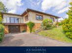 Vorderansicht - Einfamilienhaus auf zwei Ebenen mit großem, pflegeleichten Garten, Wintergarten, Terrasse, Garage!