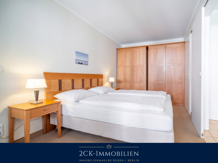 Bett mit neuen Matratzen