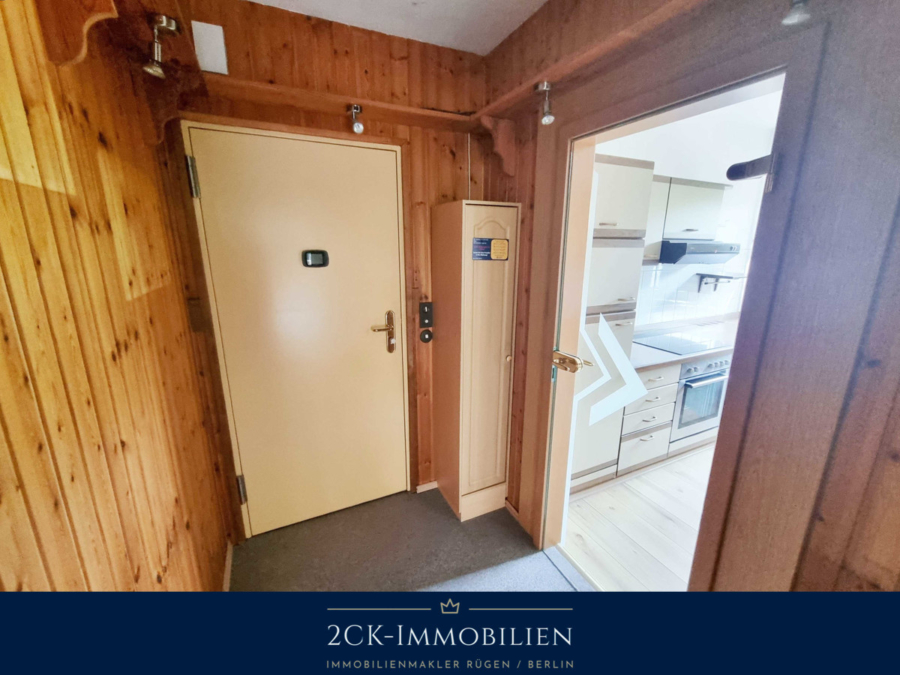 Wohnungstür und Küche